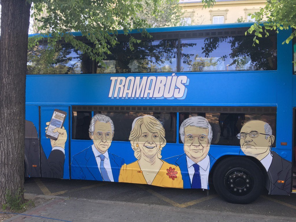 El Ayuntamiento de Madrid confirma que el 'tramabús' de Podemos no contraviene la ordenanza de publicidad exterior El Ayuntamiento de Madrid confirma que el 'tramabús' de Podemos no contraviene la ordenanza de publicidad exterior