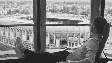 Xabi Alonso observa el Bernab&eacute;u a distancia
