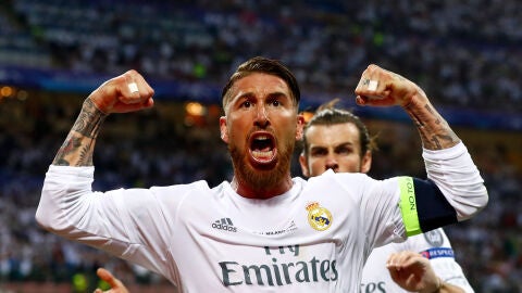 Sergio Ramos saca m&uacute;scula tras marcar un gol con el Madrid