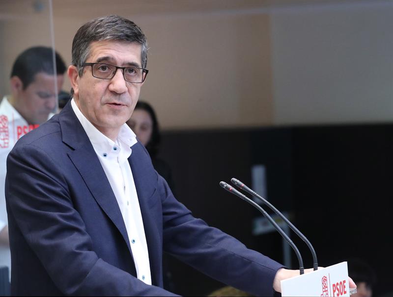 Patxi López presenta 12.000 avales para las primarias del PSOE, casi 3.000 más de los exigidos Patxi López presenta 12.000 avales para las primarias del PSOE, casi 3.000 más de los exigidos