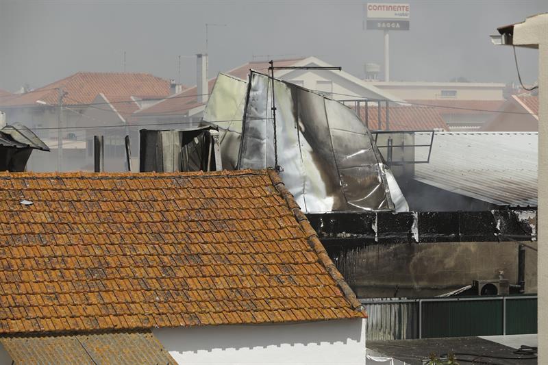 Al menos cinco muertos al estrellarse una avioneta en Portugal Al menos cinco muertos al estrellarse una avioneta en Portugal