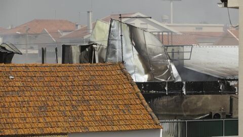 Edificios en llamas tras estrellarse una avioneta junto a un supermercado en Tires cerca de Estoril (Portugal)