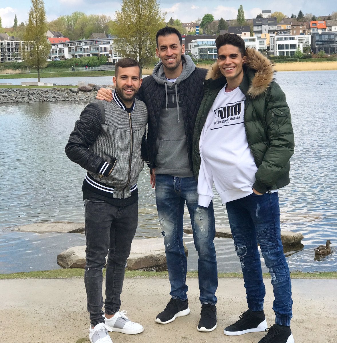 Jordi Alba y Sergio Busquets sorprenden a Marc Bartra tras abandonar el hospital Jordi Alba y Sergio Busquets sorprenden a Marc Bartra tras abandonar el hospital