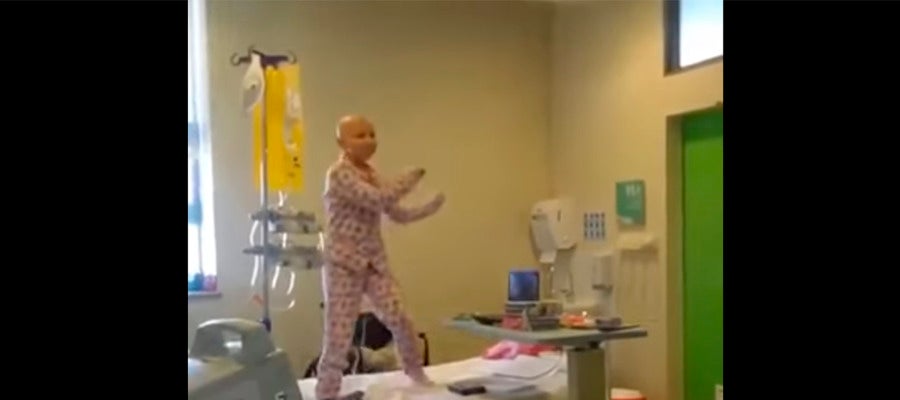 La pequeña bailando Despacito en el hospital chileno La pequeña bailando Despacito en el hospital chileno