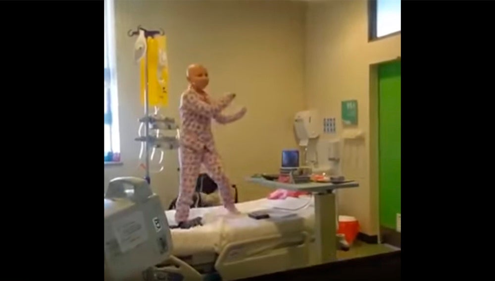 La pequeña bailando Despacito en el hospital chileno
