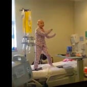 La pequeña bailando Despacito en el hospital chileno