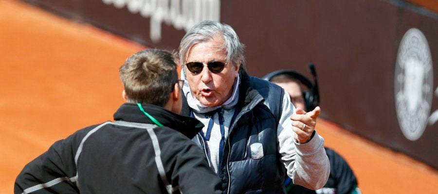 Nastase se encara con el juez de silla Nastase se encara con el juez de silla