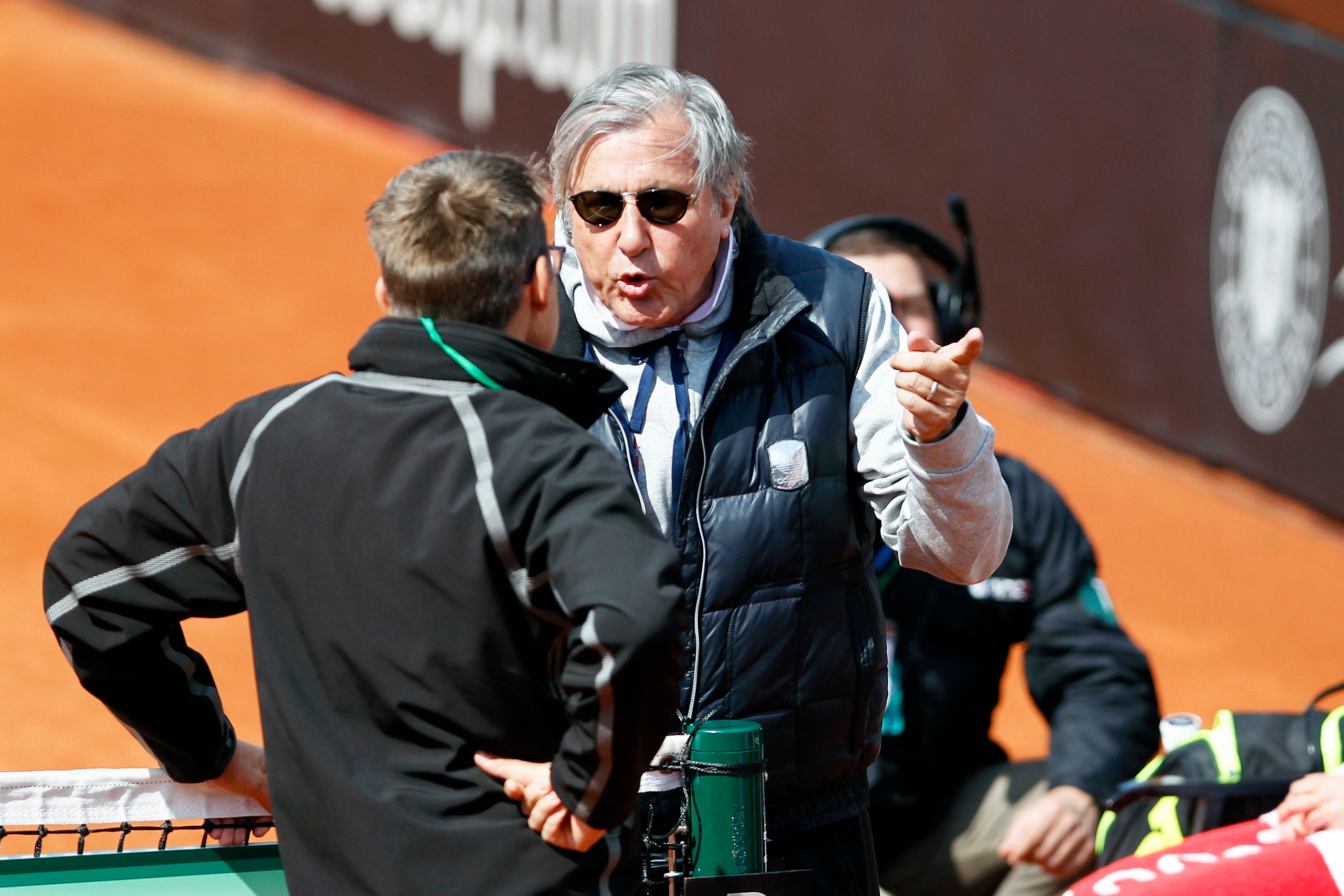 Nastase, expulsado de la Copa Federación tras llamar "putas de mierda" a sus rivales británicas Nastase, expulsado de la Copa Federación tras llamar "putas de mierda" a sus rivales británicas