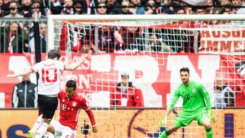 Bojan delante de Thiago Alc&aacute;ntara 