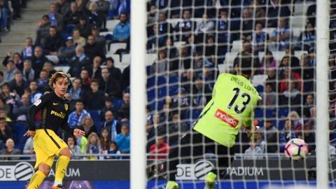 Griezmann, en el momento de marcar su gol ante el Espanyol