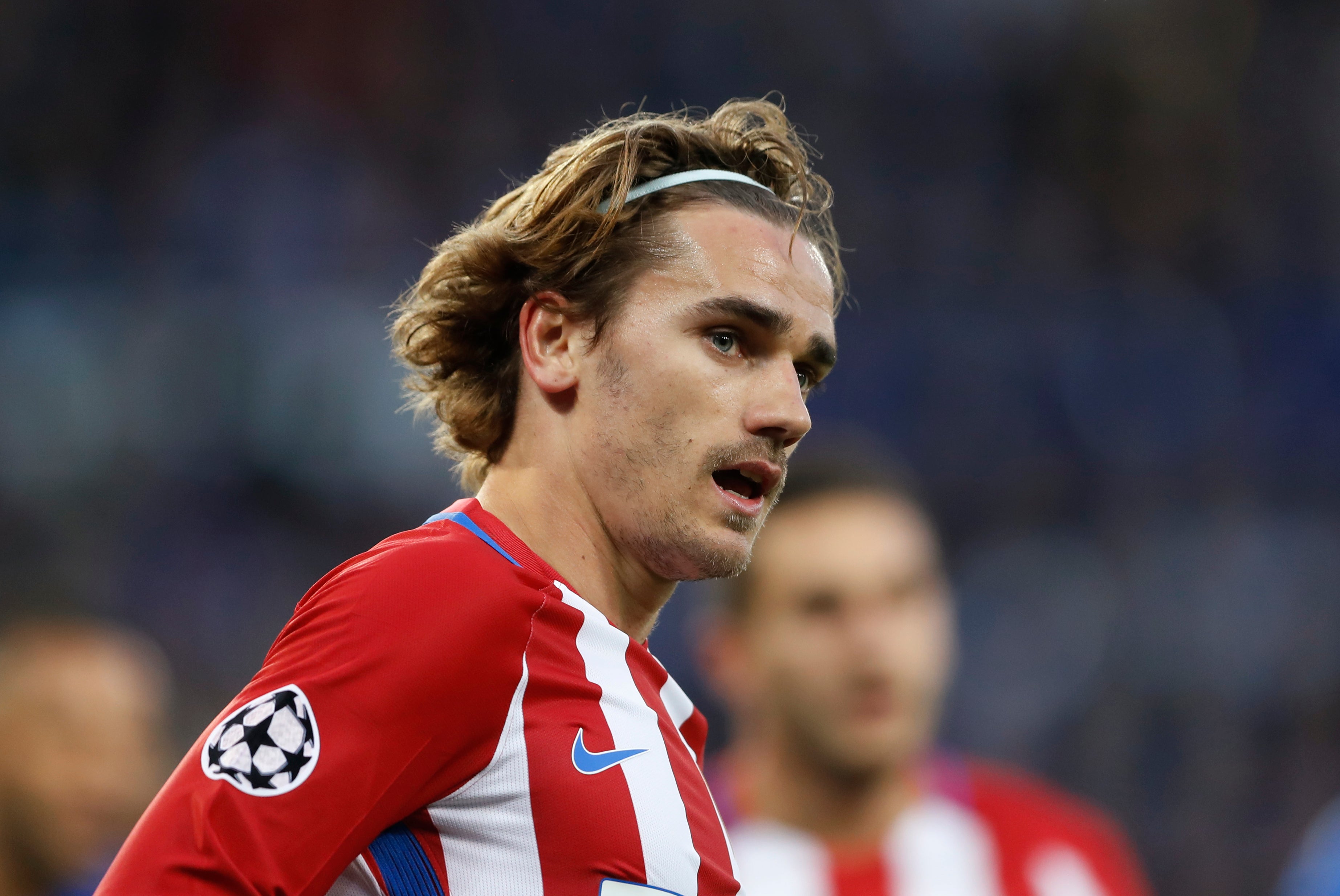 Griezmann confirma que sigue en el Atlético: "Sería un golpe sucio salir ahora" Griezmann confirma que sigue en el Atlético: "Sería un golpe sucio salir ahora"