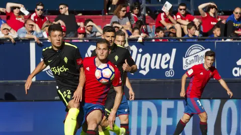 Mikel Vesga y Goran Causic disputan el balón en el Osasuna - Sporting Mikel Vesga y Goran Causic disputan el balón en el Osasuna - Sporting
