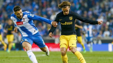 Griezmann controla el bal&oacute;n ante David L&oacute;pez
