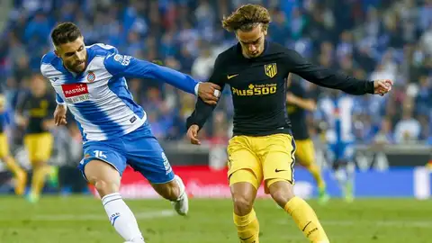 Griezmann controla el balón ante David López Griezmann controla el balón ante David López