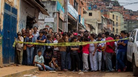 Docenas de personas permanecen a las afueras de una panader&iacute;a que fue saqueada en Caracas