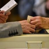 Un votante deposita su voto en una urna a las elecciones presidenciales de Francia
