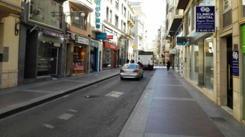 Comercios en la calle Corredora de Elche.