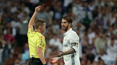 El &aacute;rbitro le muestra la roja directa a Ramos