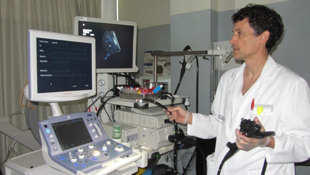 El doctor Sola-Vera, responsable de la Unidad de Endoscopias del Hospital General Universitario de Elche.