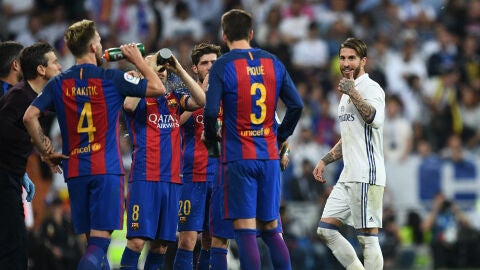 Sergio Ramos recrimina una acci&oacute;n a Gerard Piqu&eacute;