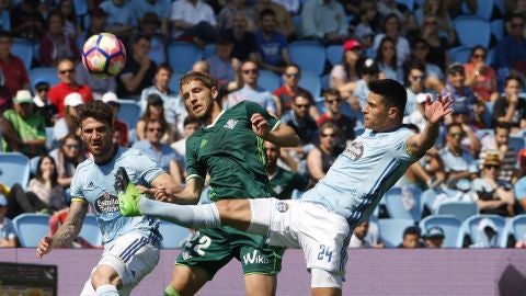 Brasanac y Roncaglia, durante el Celta - Betis