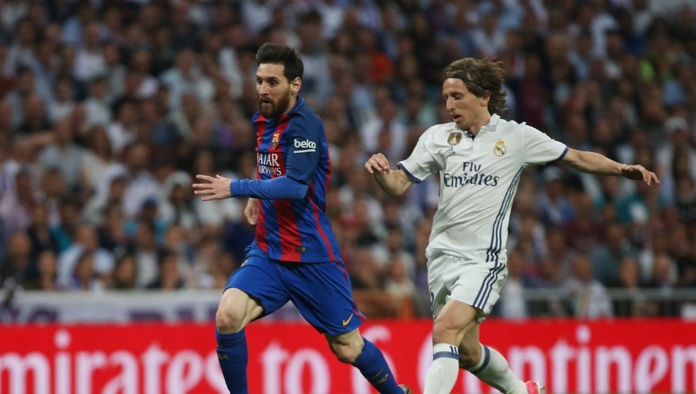 Leo Messi y Modric durante el Clásico
