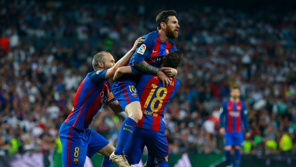 Leo Messi celebrando un gol junto a sus compañeros