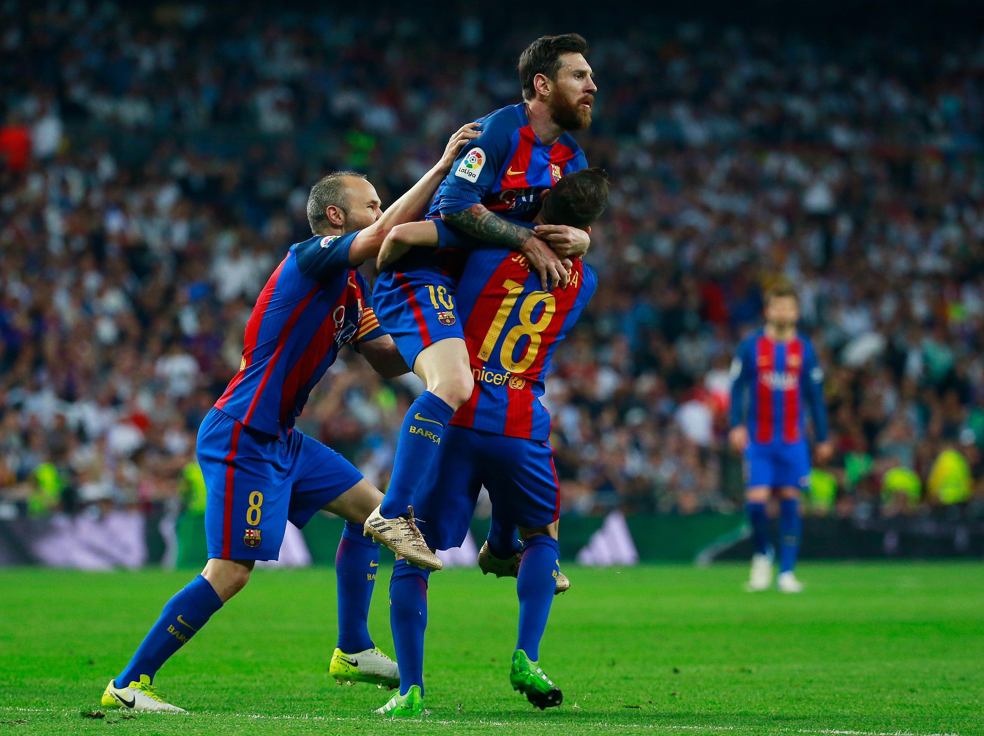 Real Madrid 2 - 3 Barcelona: Messi le da la victoria al Barcelona con un gol en el descuento Real Madrid 2 - 3 Barcelona: Messi le da la victoria al Barcelona con un gol en el descuento