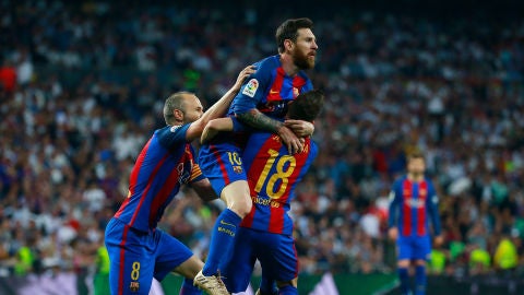 Leo Messi celebrando un gol junto a sus compa&ntilde;eros