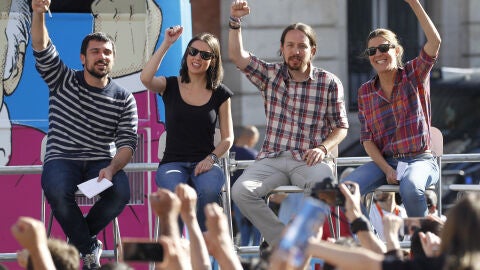 Los miembros de Podemos durante el &uacute;ltimo acto del Tramab&uacute;s en la Puerta del Sol de Madrid