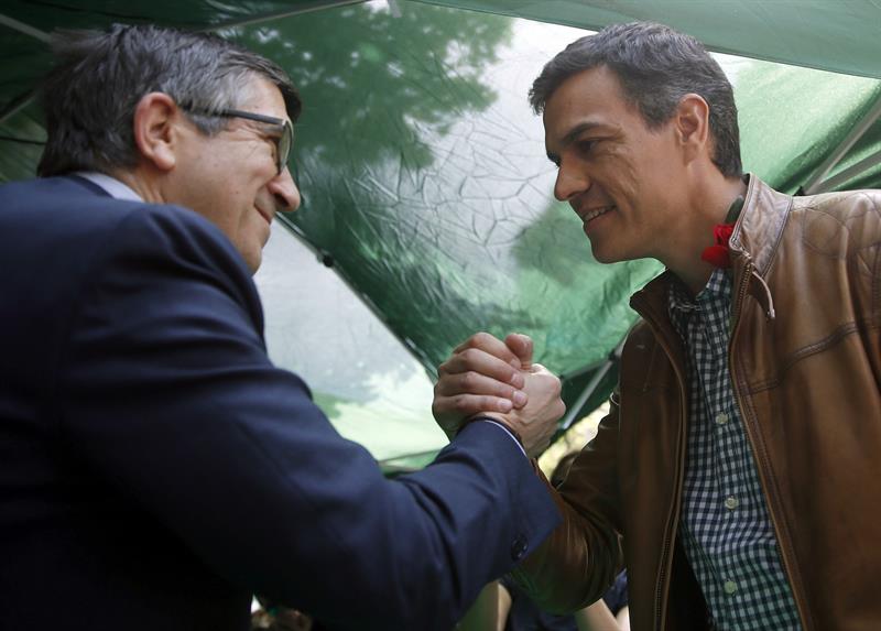 Tertulia: ¿Conseguirá Pedro Sánchez que Patxi López apoye su candidatura? Tertulia: ¿Conseguirá Pedro Sánchez que Patxi López apoye su candidatura?