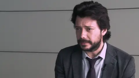 Álvaro Morte: "El profesor tiene la capacidad de idear el mayor atraco de la historia" Álvaro Morte: "El profesor tiene la capacidad de idear el mayor atraco de la historia"