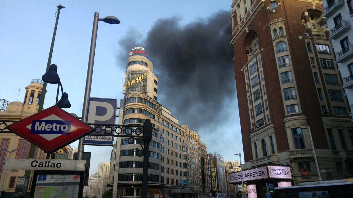 Controlado el incendio de la Gran Vía de Madrid Controlado el incendio de la Gran Vía de Madrid