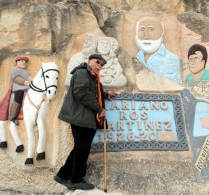 Mariano Ros posa junto a sus esculturas en una imagen de marzo de 2014. Mariano Ros posa junto a sus esculturas en una imagen de marzo de 2014.