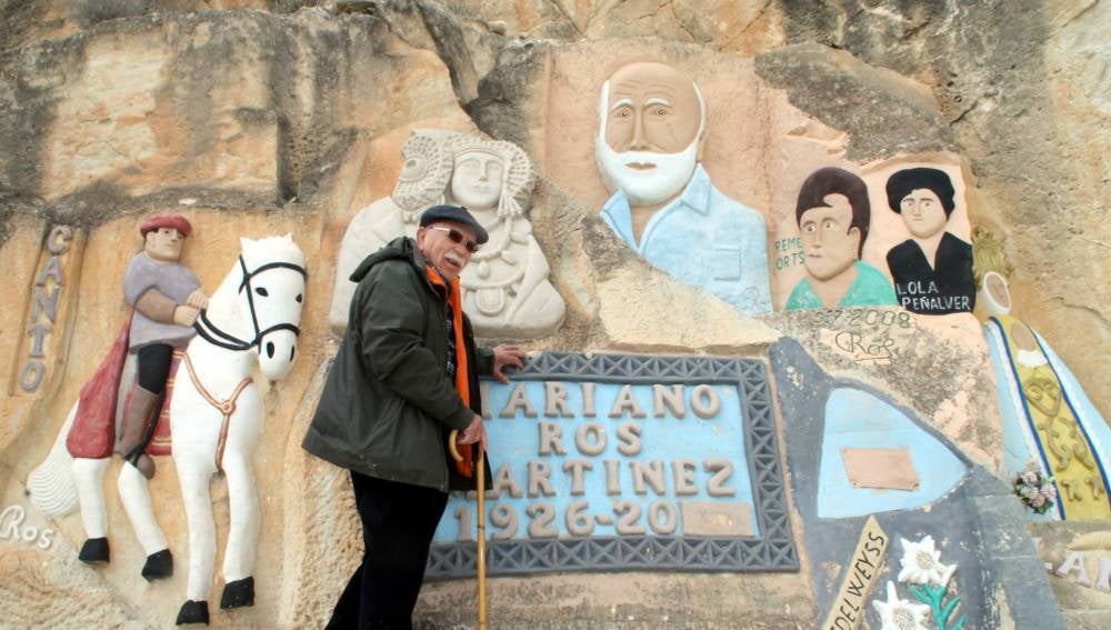 Mariano Ros posa junto a sus esculturas en una imagen de marzo de 2014. Mariano Ros posa junto a sus esculturas en una imagen de marzo de 2014.