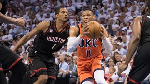 Russel Westbrook conduce el balón en el partido ante Houston Russel Westbrook conduce el balón en el partido ante Houston