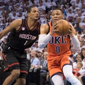 Russel Westbrook conduce el balón en el partido ante Houston Russel Westbrook conduce el balón en el partido ante Houston