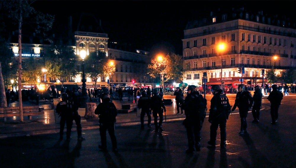 La Policía antidisturbios francesa se desplegó en la Place de la Republique de París, tras las protestas que se registraron a raíz de los resultados de la primera ronda de las elecciones presidenciales francesas