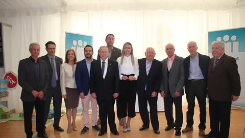 La alcaldesa, Tania Baños, y el presidente de la Cooperativa Sant Vicent, Vicente Pallardó, han firmado el contrato en presencia del concejal de Servicios Sociales, Antoni Llorente, y del presidente la asociación de jubilados La Vallense, Joaquín Segarra. La alcaldesa, Tania Baños, y el presidente de la Cooperativa Sant Vicent, Vicente Pallardó, han firmado el contrato en presencia del concejal de Servicios Sociales, Antoni Llorente, y del presidente la asociación de jubilados La Vallense, Joaquín Segarra.