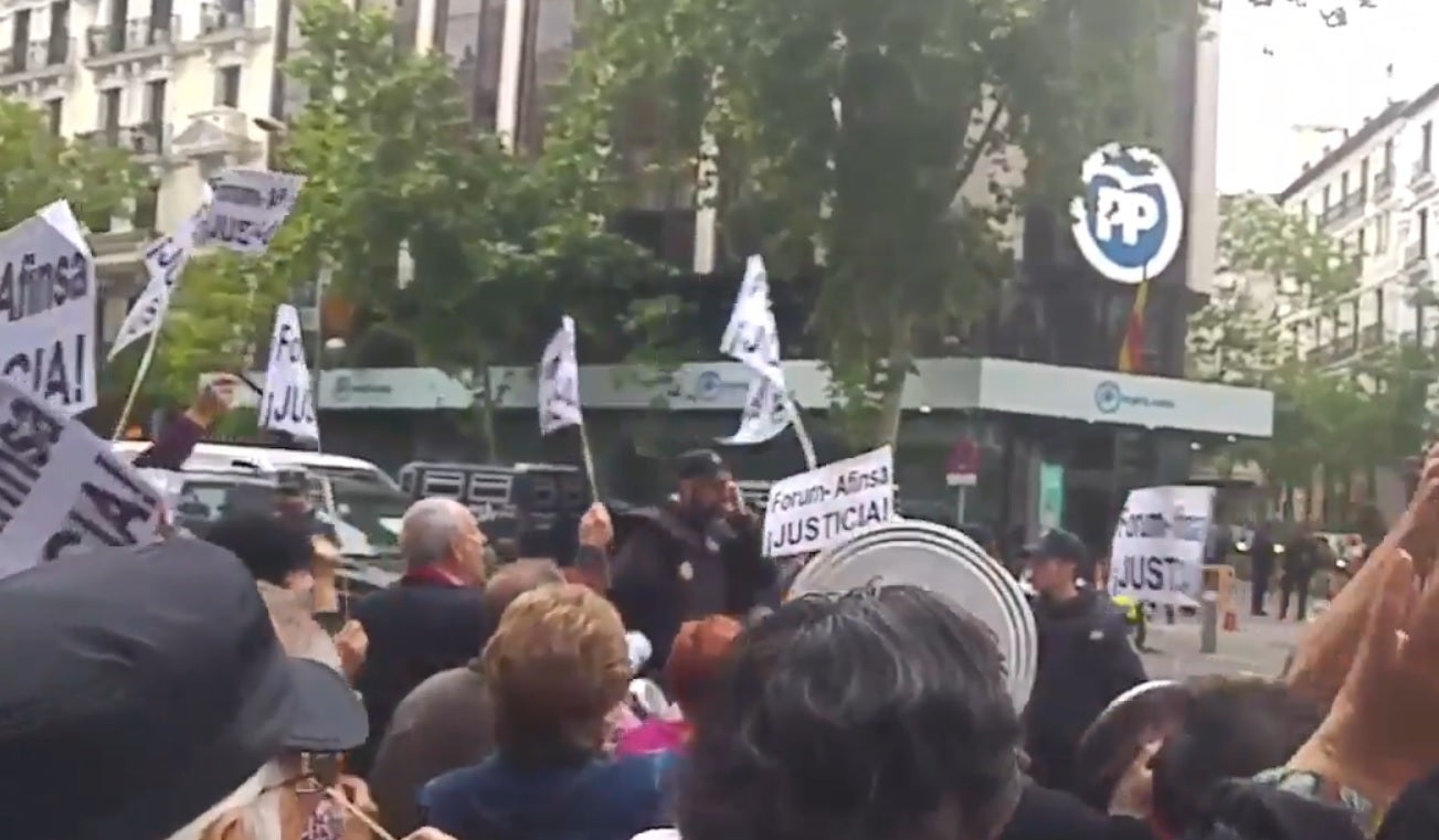 Medio millar de personas protestan en Génova contra los casos de corrupción del PP Medio millar de personas protestan en Génova contra los casos de corrupción del PP