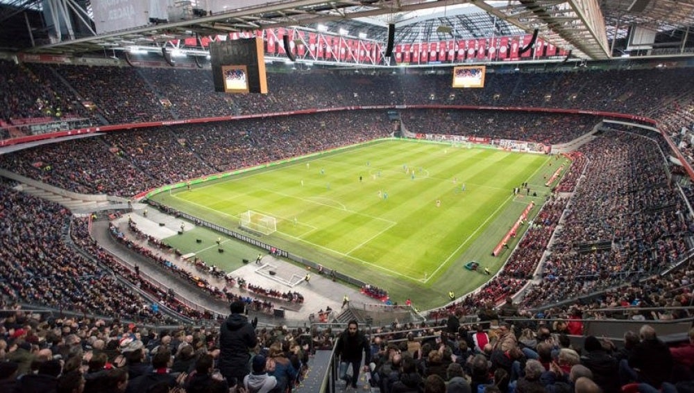 Imagen del campo del Ajax que empezará a llamarse 'Johan Cruyff Arena'.