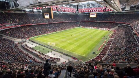 Imagen del campo del Ajax que empezar&aacute; a llamarse 'Johan Cruyff Arena'.