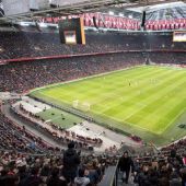 Imagen del campo del Ajax que empezará a llamarse 'Johan Cruyff Arena'.
