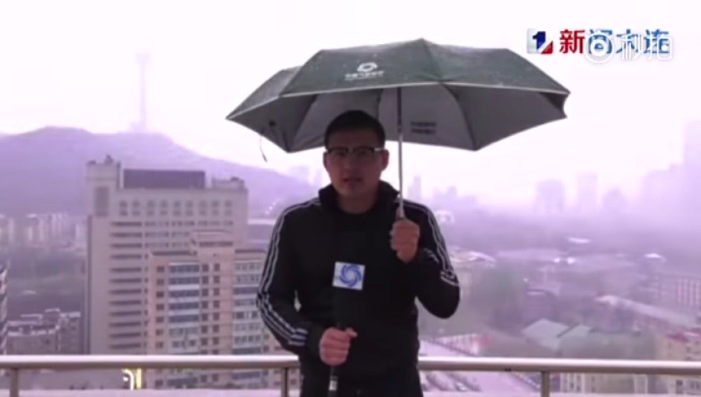 Un rayo alcanza a un reportero chino mientras daba el parte meteorológico