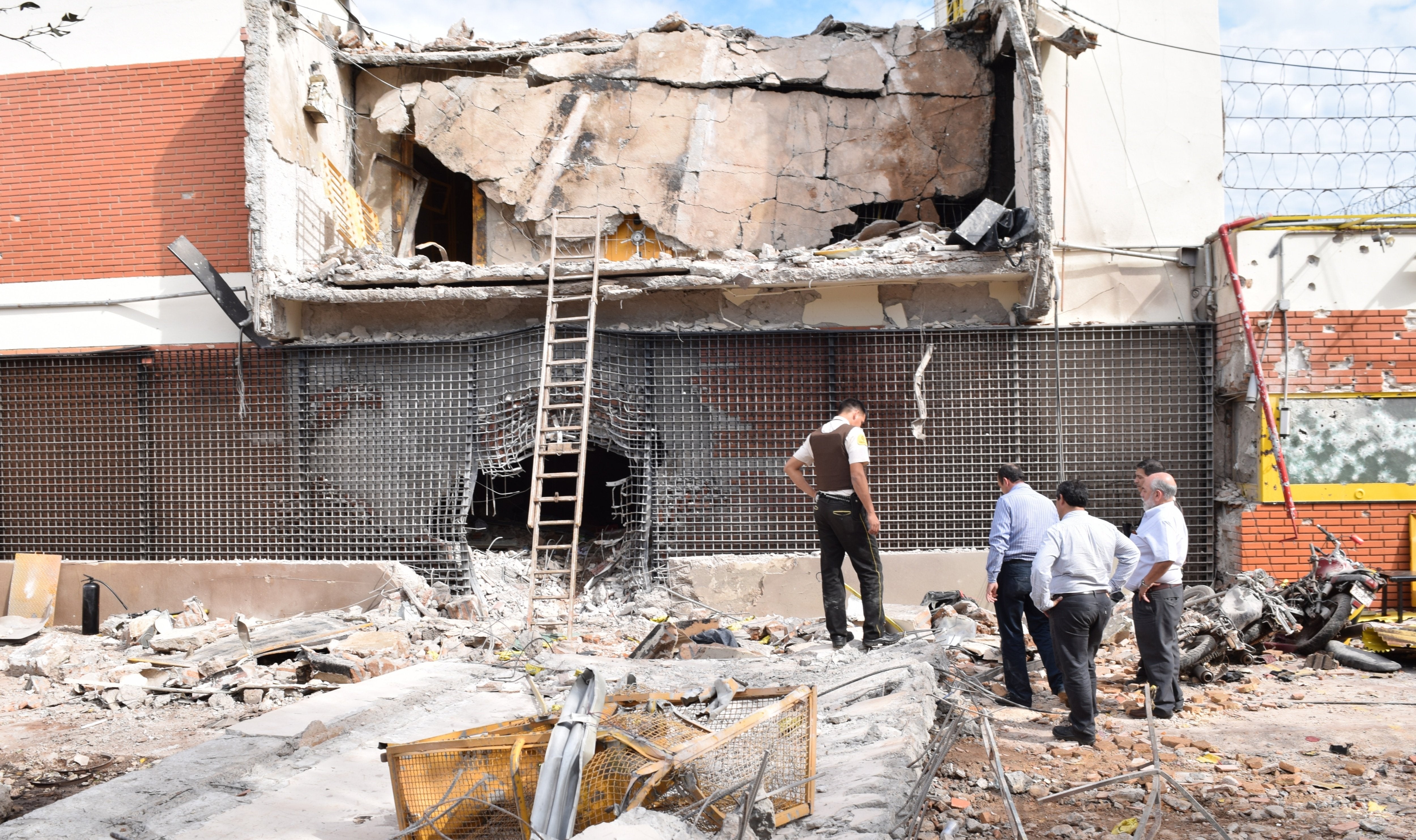Tres muertos durante un aterrador atraco con explosivos a una empresa española en Paraguay Tres muertos durante un aterrador atraco con explosivos a una empresa española en Paraguay