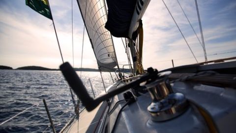 velero en competicion
