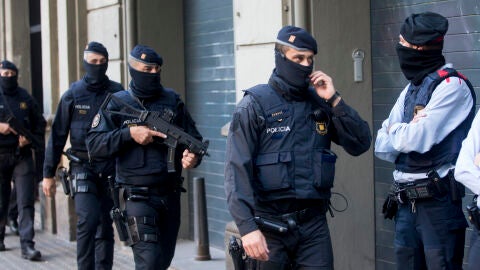 Los Mossos d'Esquadra durante la operaci&oacute;n contra el terrorismo yihadista en varias localidades de Catalu&ntilde;a