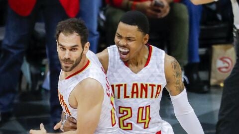 Calder&oacute;n y Bazemore celebran una canasta del espa&ntilde;ol con los Hawks