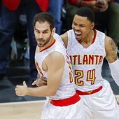 Calderón y Bazemore celebran una canasta del español con los Hawks Calderón y Bazemore celebran una canasta del español con los Hawks