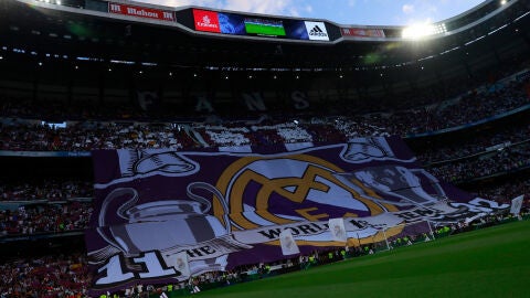 Mosaico en la grada del Bernab&eacute;u previo al duelo entre Real Madrid y Barcelona